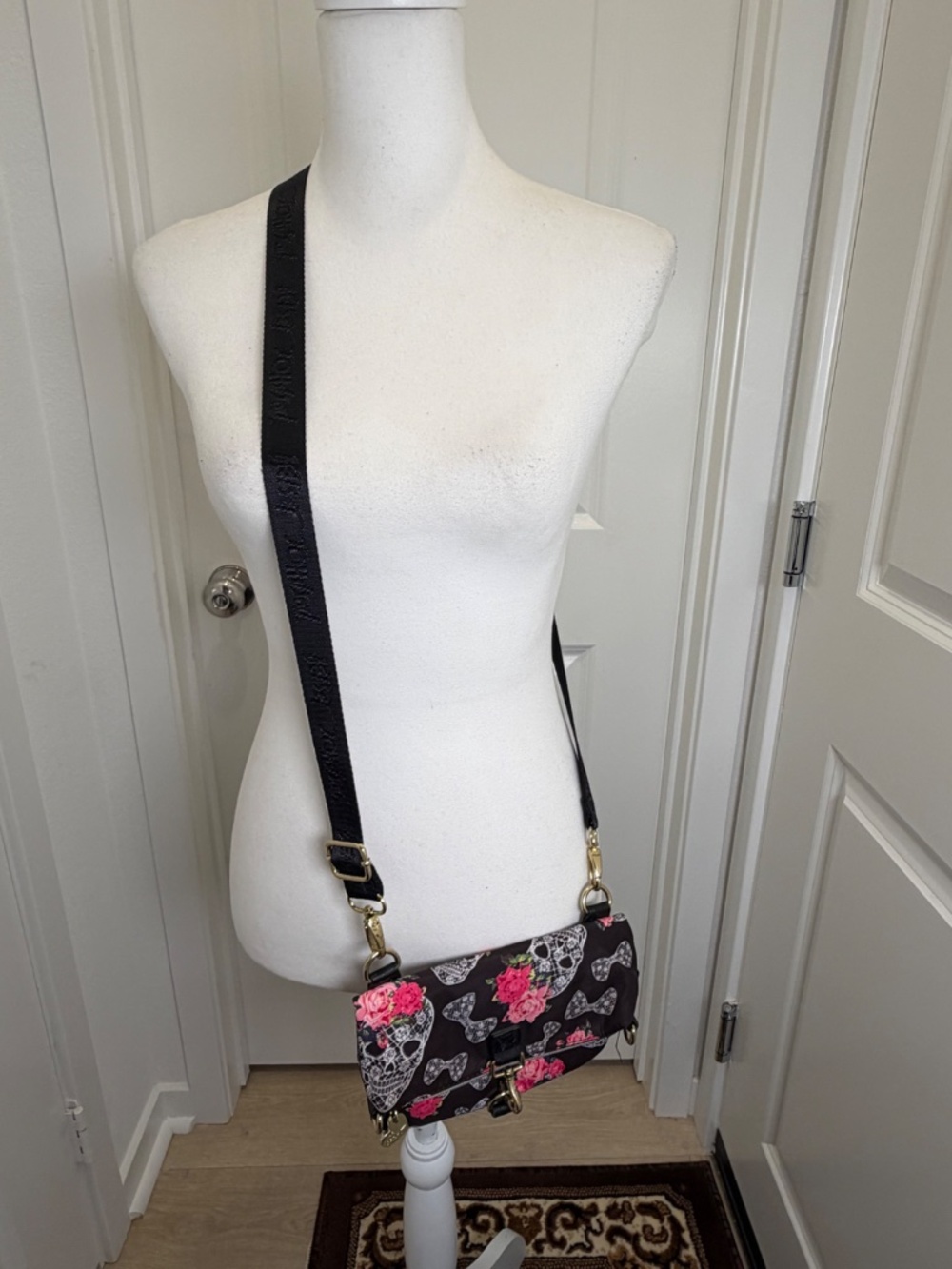 Betsey Johnson Sugar Skull Floral Crossbody Shoulder Bag Black Gothic Roses - Picture 2 of 4